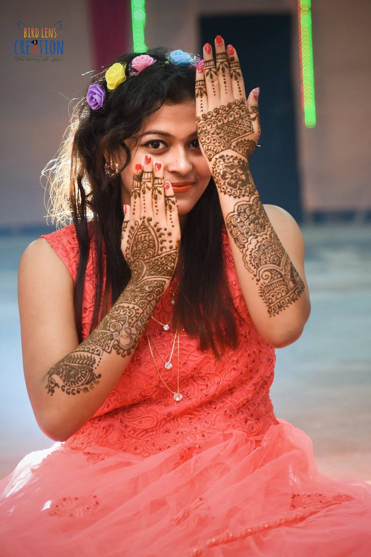 Mehendi Poses for Bride! - Fashion & Beauty Tips | Facebook