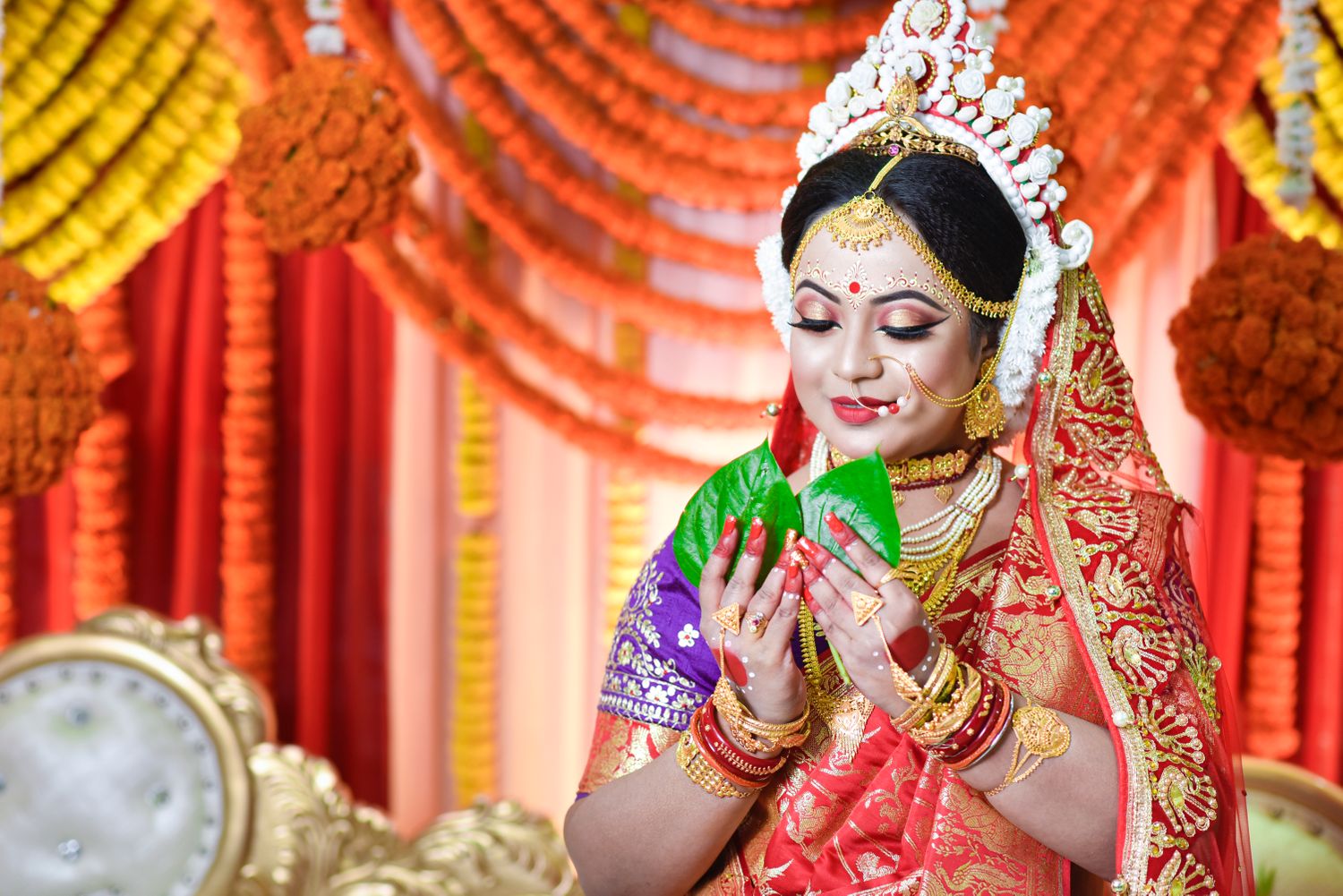 Bengali-bridal-photoshoot-poses | WedAbout
