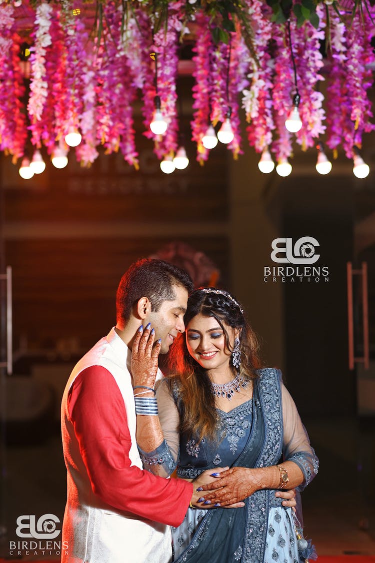 Indian Wedding Couple Posing Stock Photo - Download Image Now - Wedding,  India, Bride - iStock