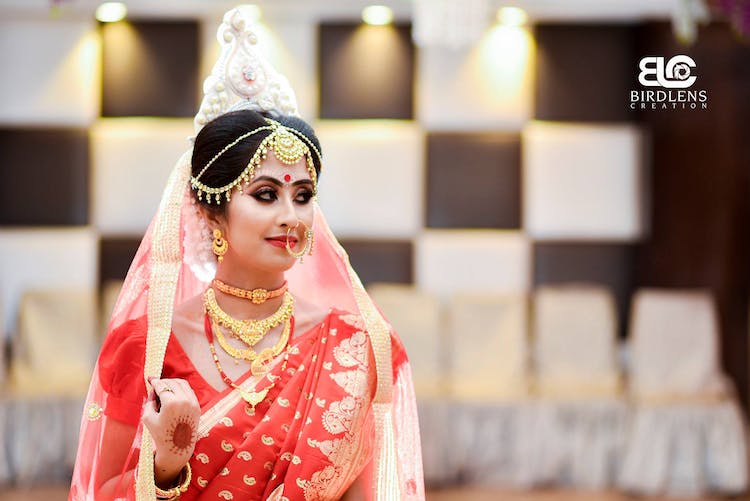 Close Up Portrait of Very Beautiful Indian Bride in Red Lehenga Showing  Navel. Non Bengali Bridal Portrait Stock Photo - Image of face, decoration:  238401396