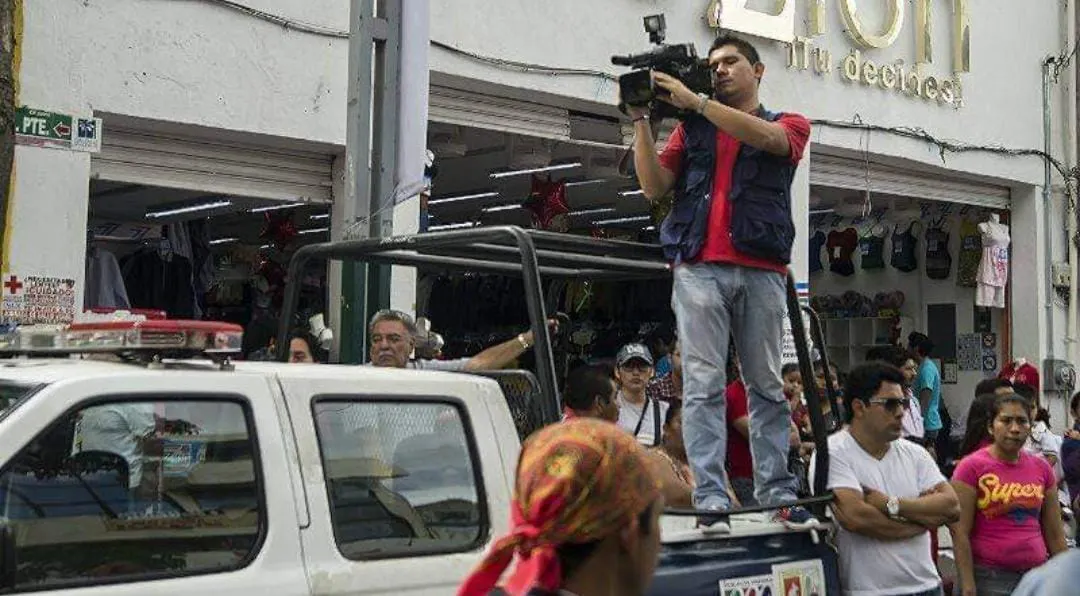 periodista a bordo de un vehiculo