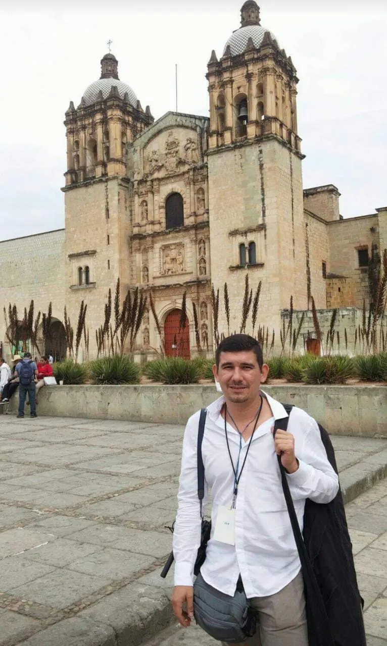 periodista frente a un templo religioso