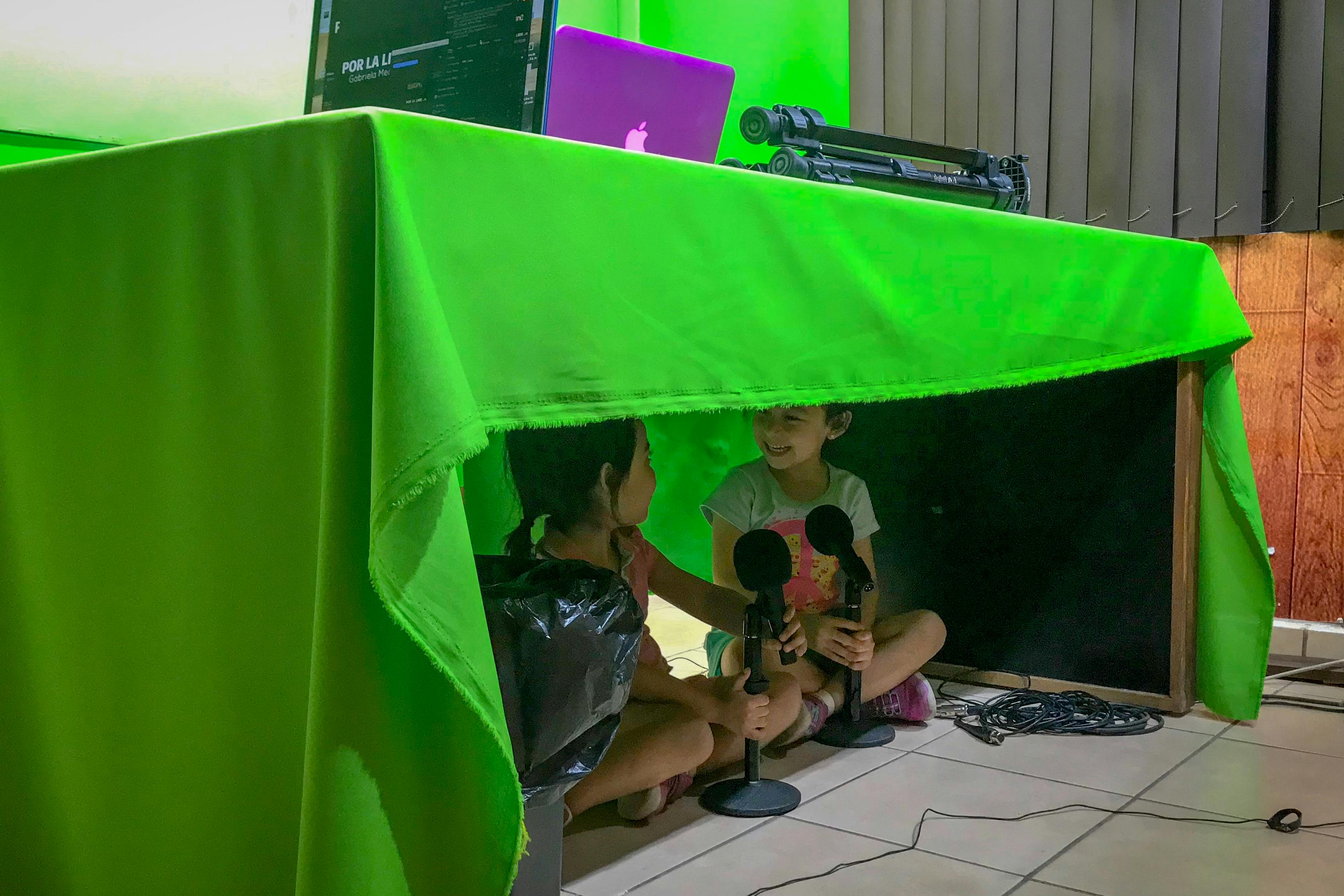 Luna y Miranda, hijas de Gabriela Medina. 