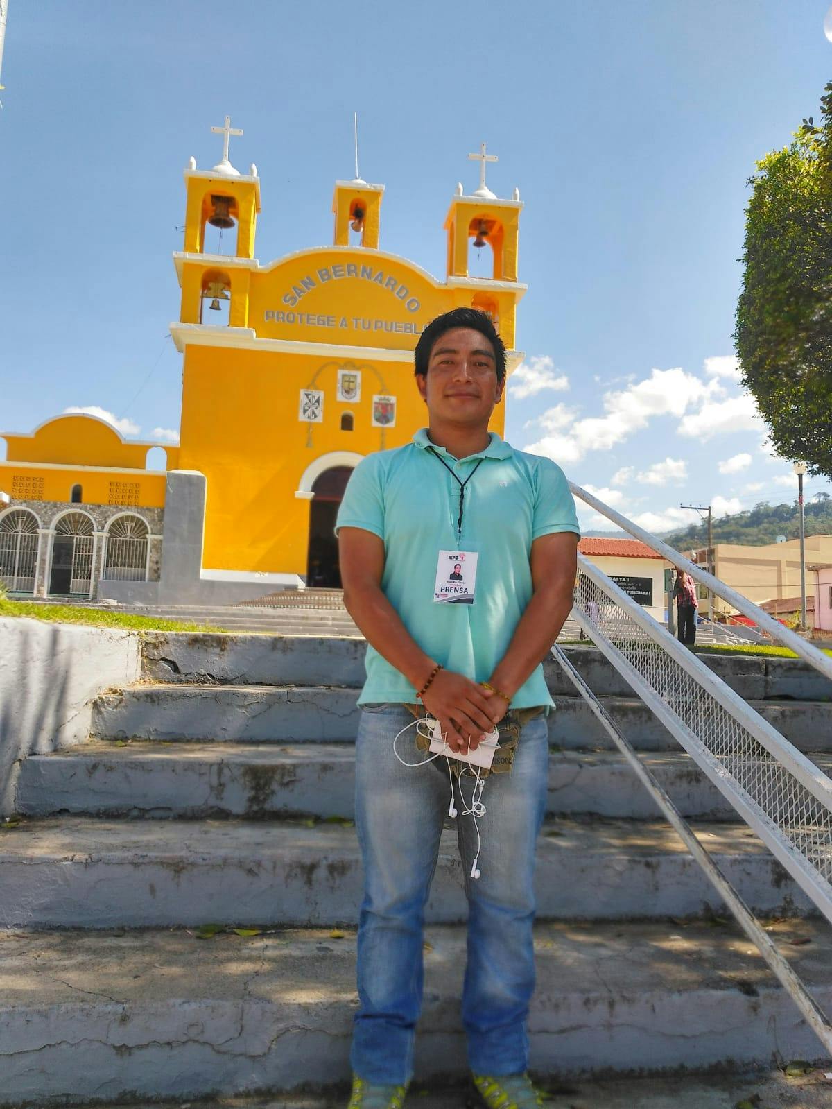 periodista Rodolfo flores con una libreta en mano en San Cristobal de Las Casas.