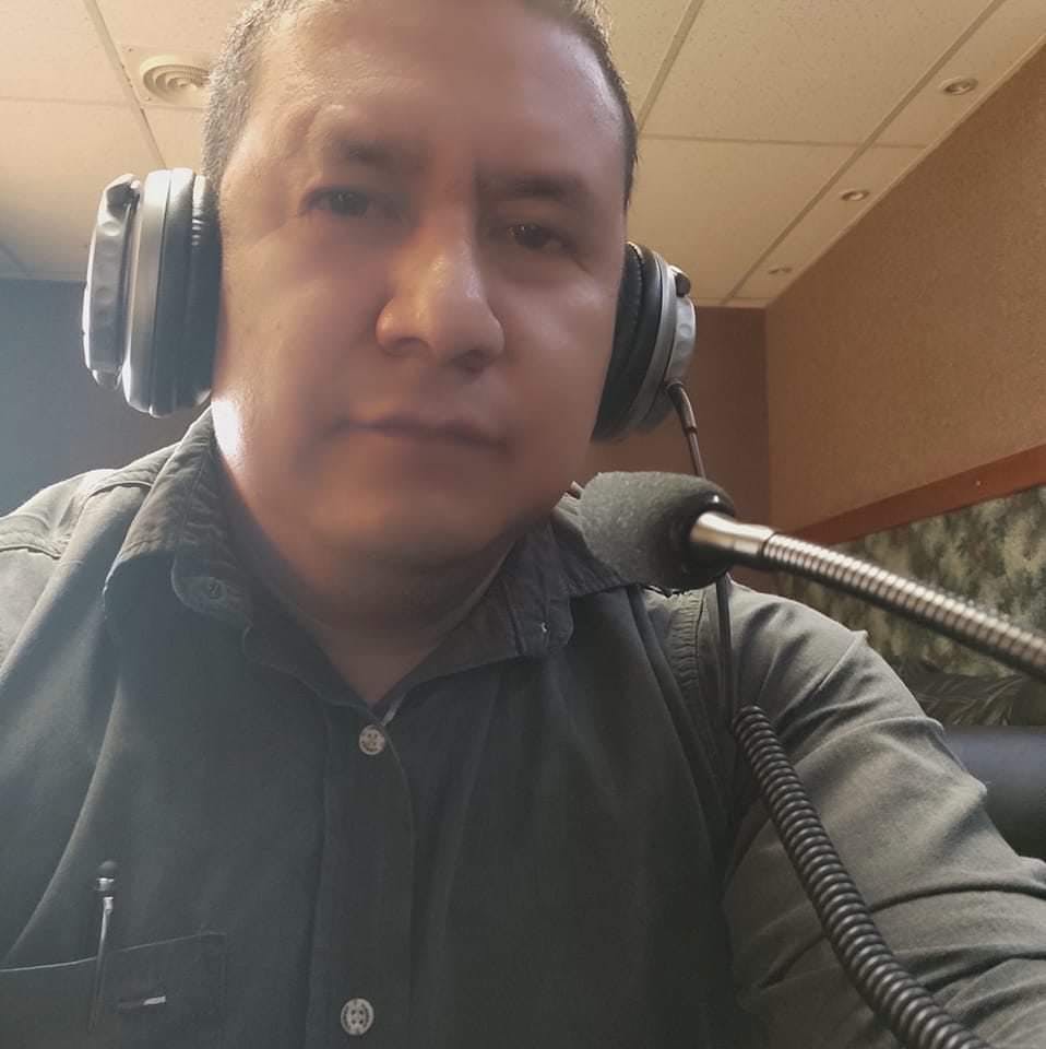 Ricardo Hernandez con audifonos