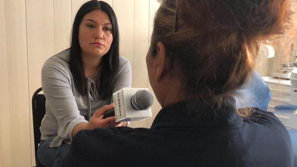 Reportera entrevista a una mujer