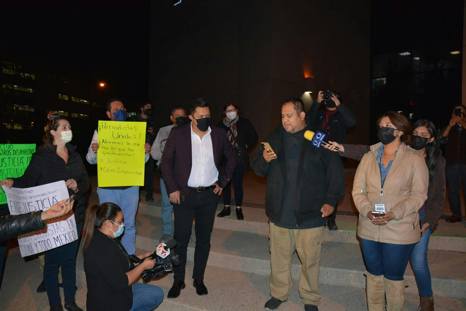 Cristian Torres durante una protesta contra la violencia que sufren los periodistas en Baja California. 