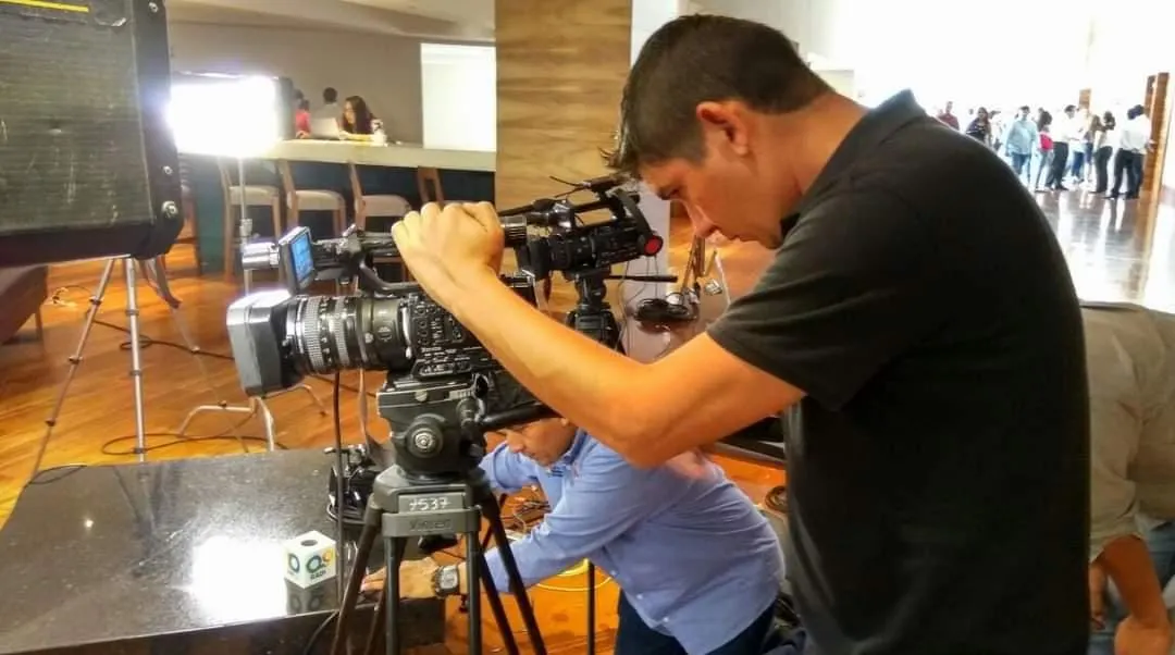 periodista con su camara