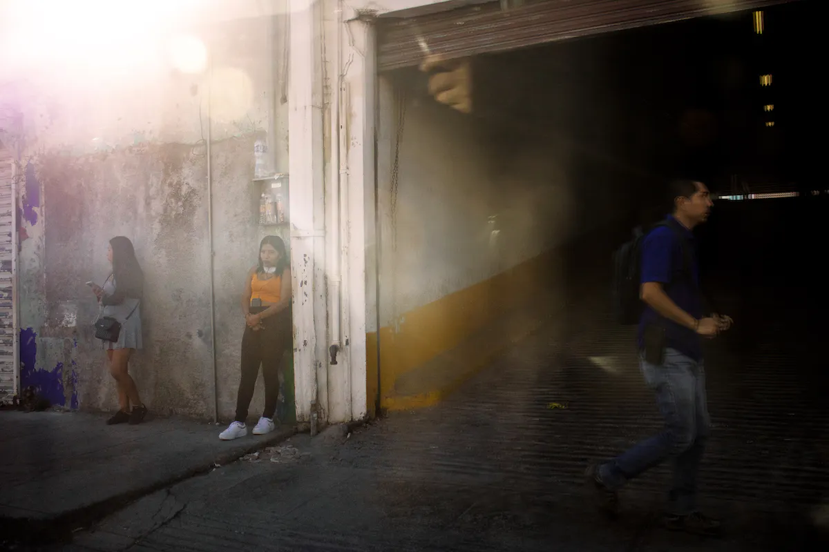 fotografia de mujeres en la calle