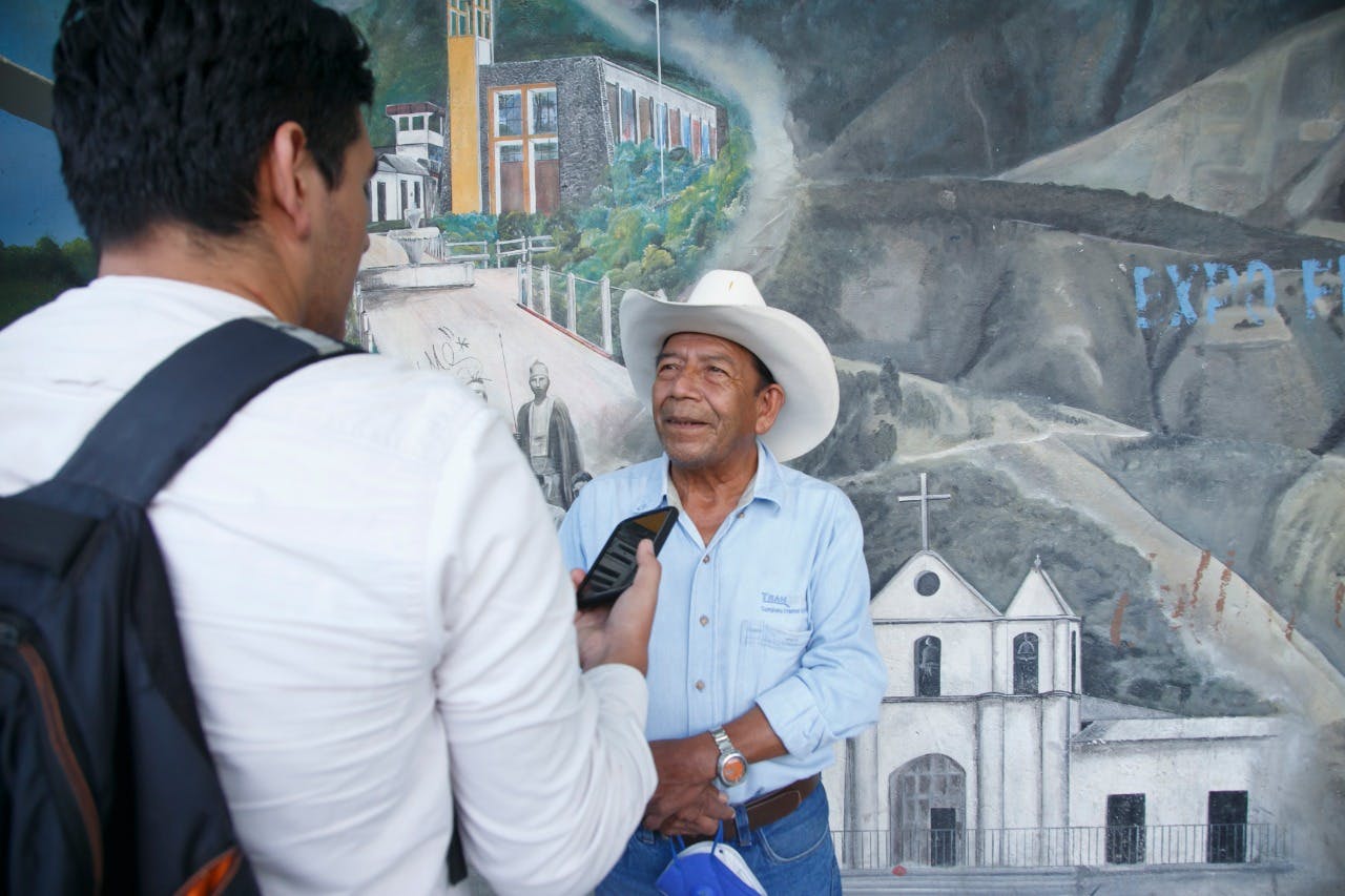 periodista entrevista a un adulto mayor de la comunidad