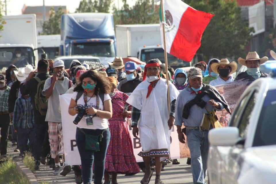 periodista Adriana Esquivel cubre una manifestacion