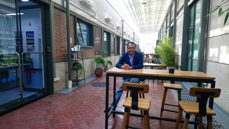 periodista en un cafe