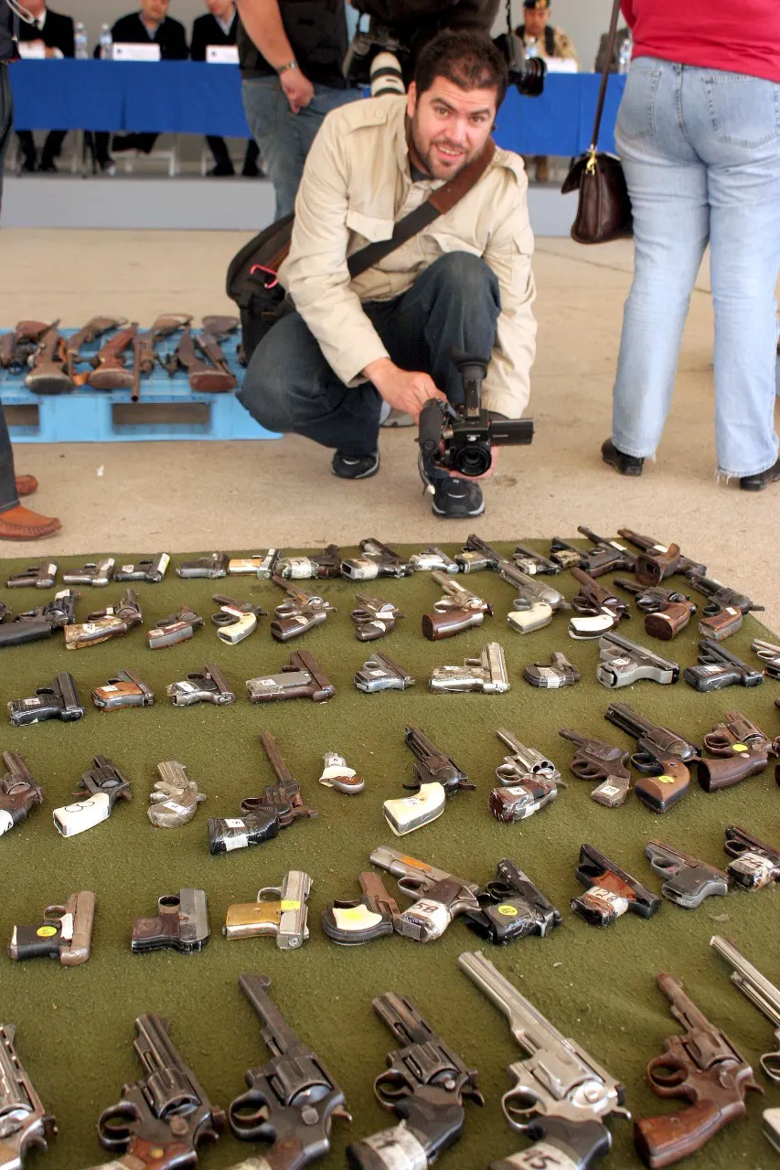 Francisco Sandoval durante decomiso de armas. 