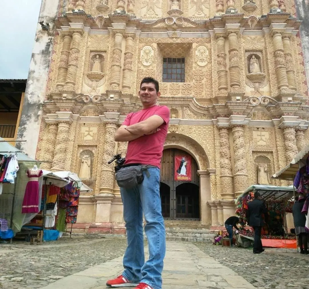 periodista frente a templo religioso