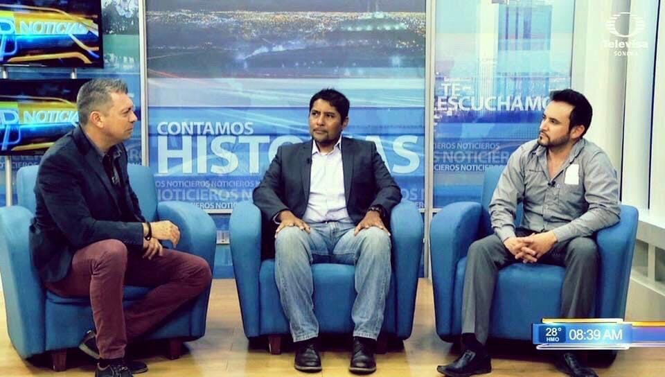 Periodistas en un estudio de television durante la grabacion de un programa