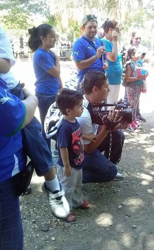 el periodista con su hijo a su lado