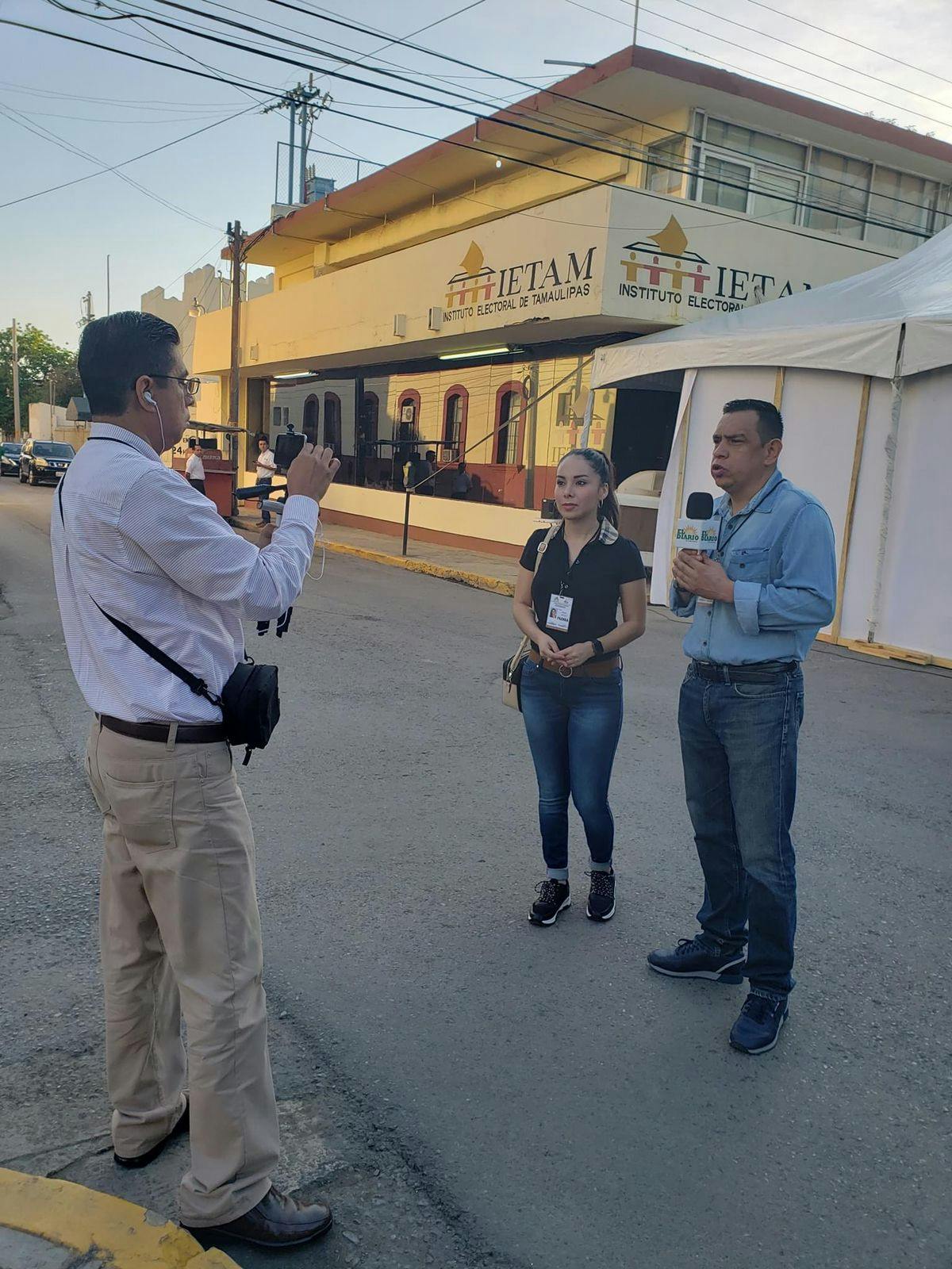 Shalma Castillo con colegas periodistas