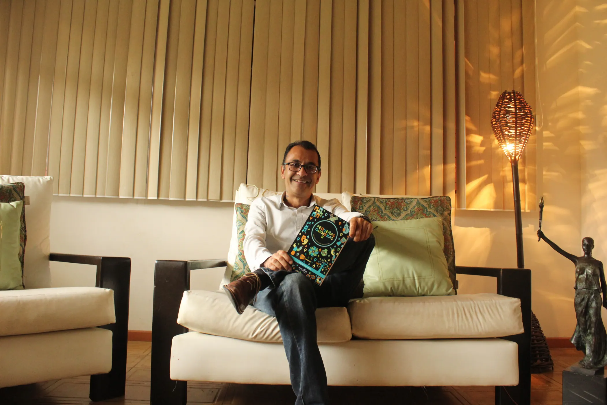 periodista muestra portada de su libro