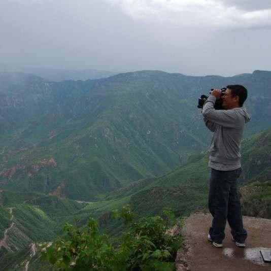 Ricardo Hernandez toma imagenes en un cerro