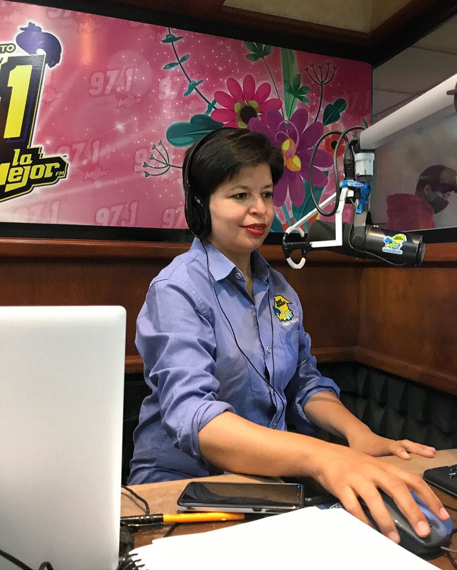 Liliana Rincon an la cabina de radio