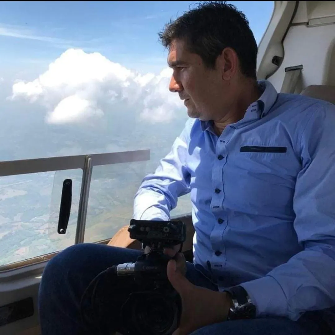 periodista a bporder de una aeronave