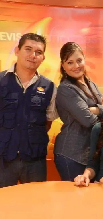 periodistas posan juntos