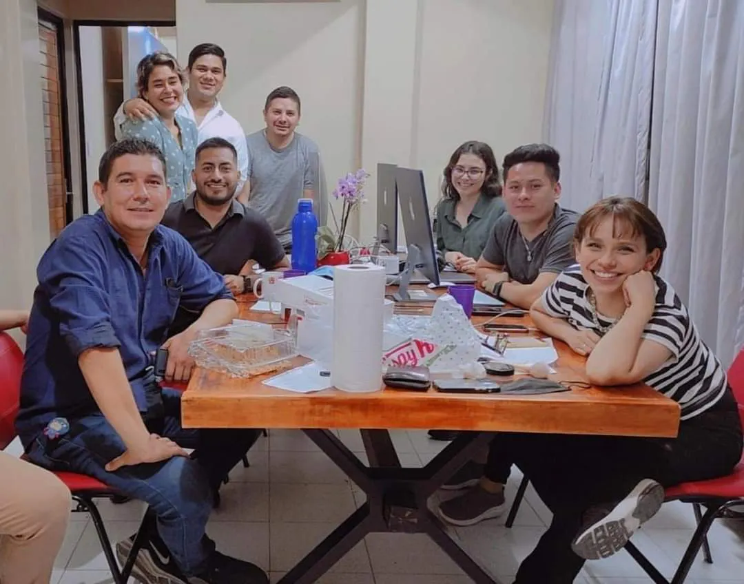 grupo de periodistas sentados en una mesa