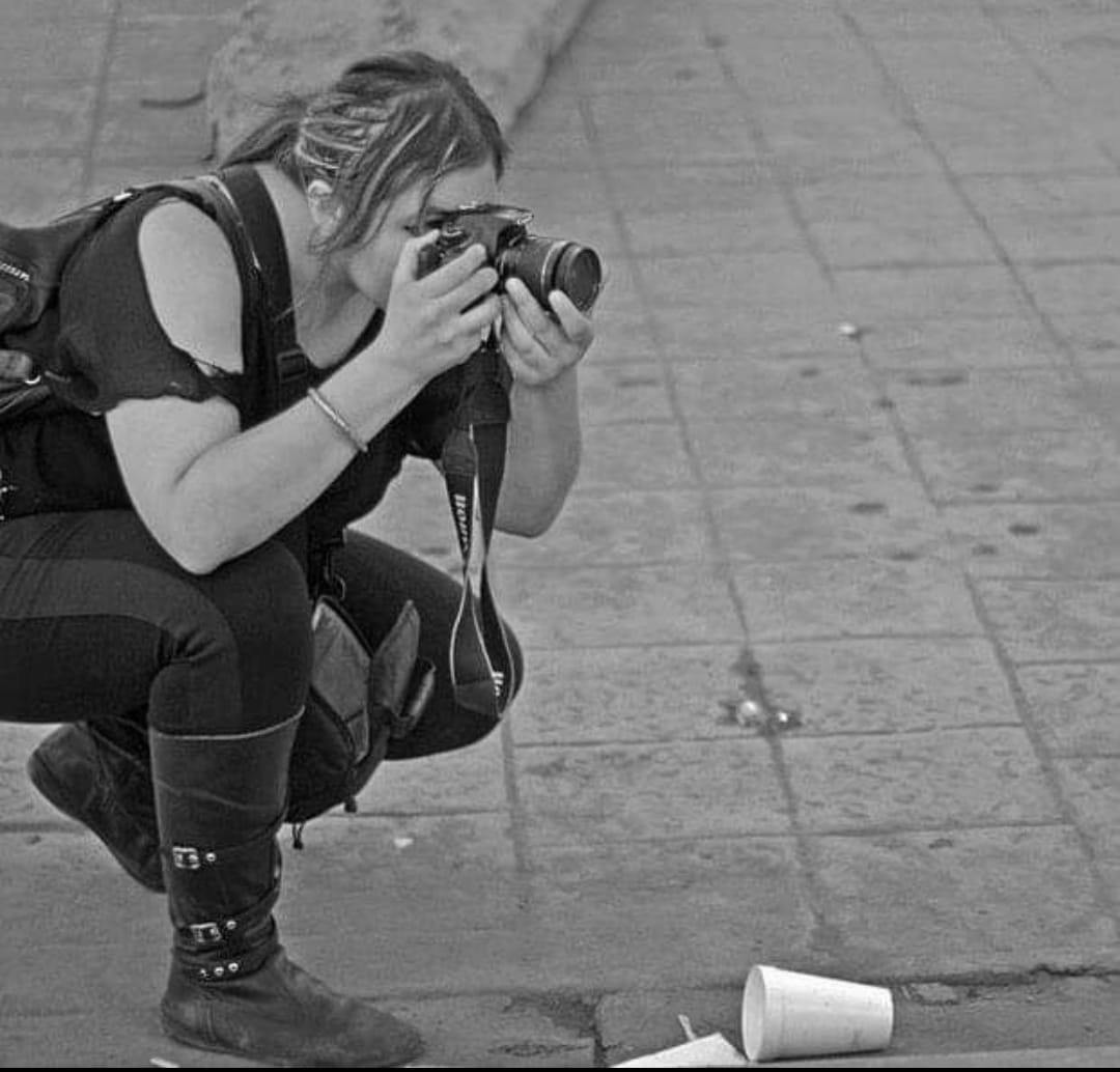 Periodista toma fotografia