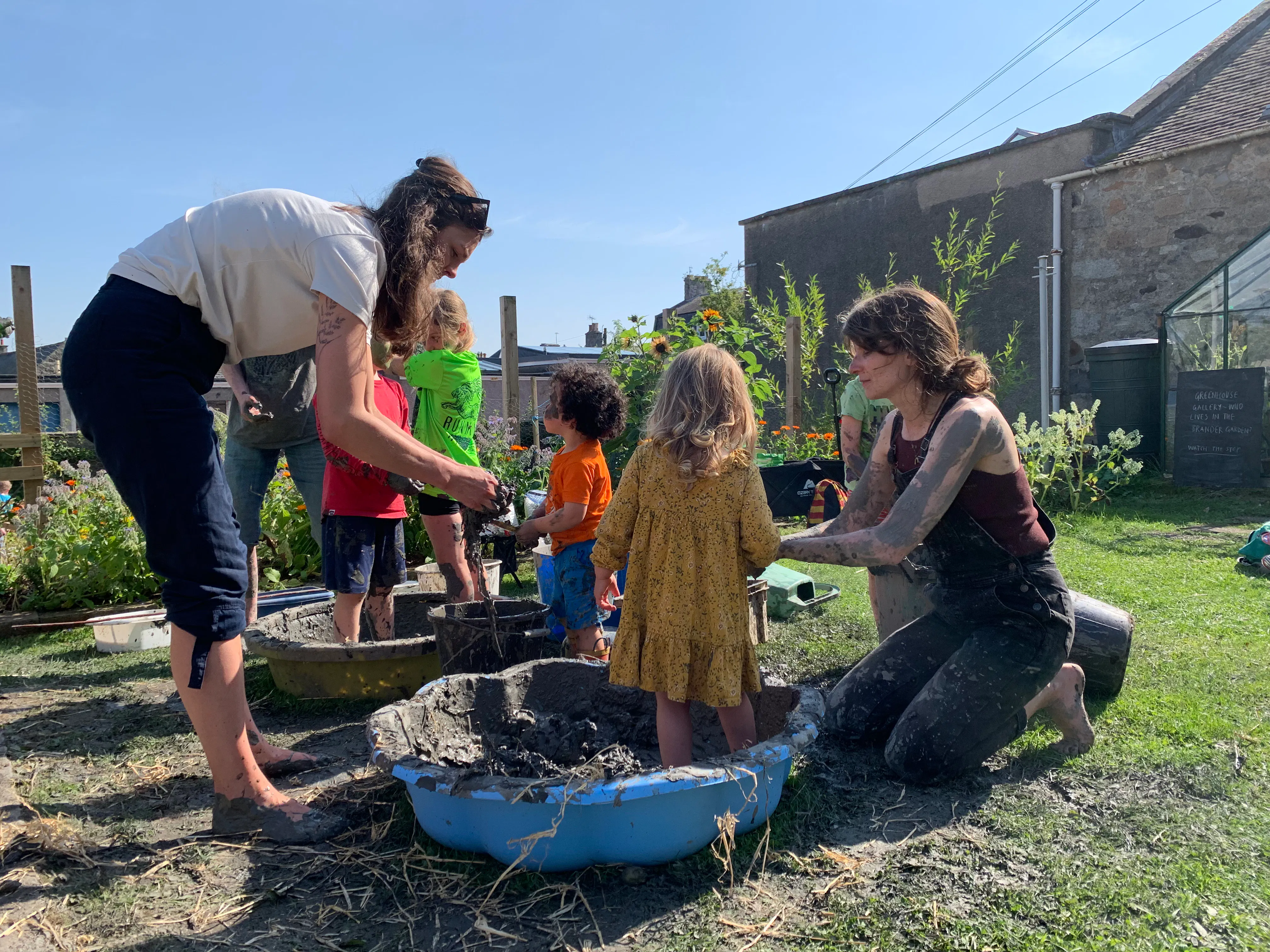 Huntly Toads and artist Susie Dalton build a wattle and daub shelter