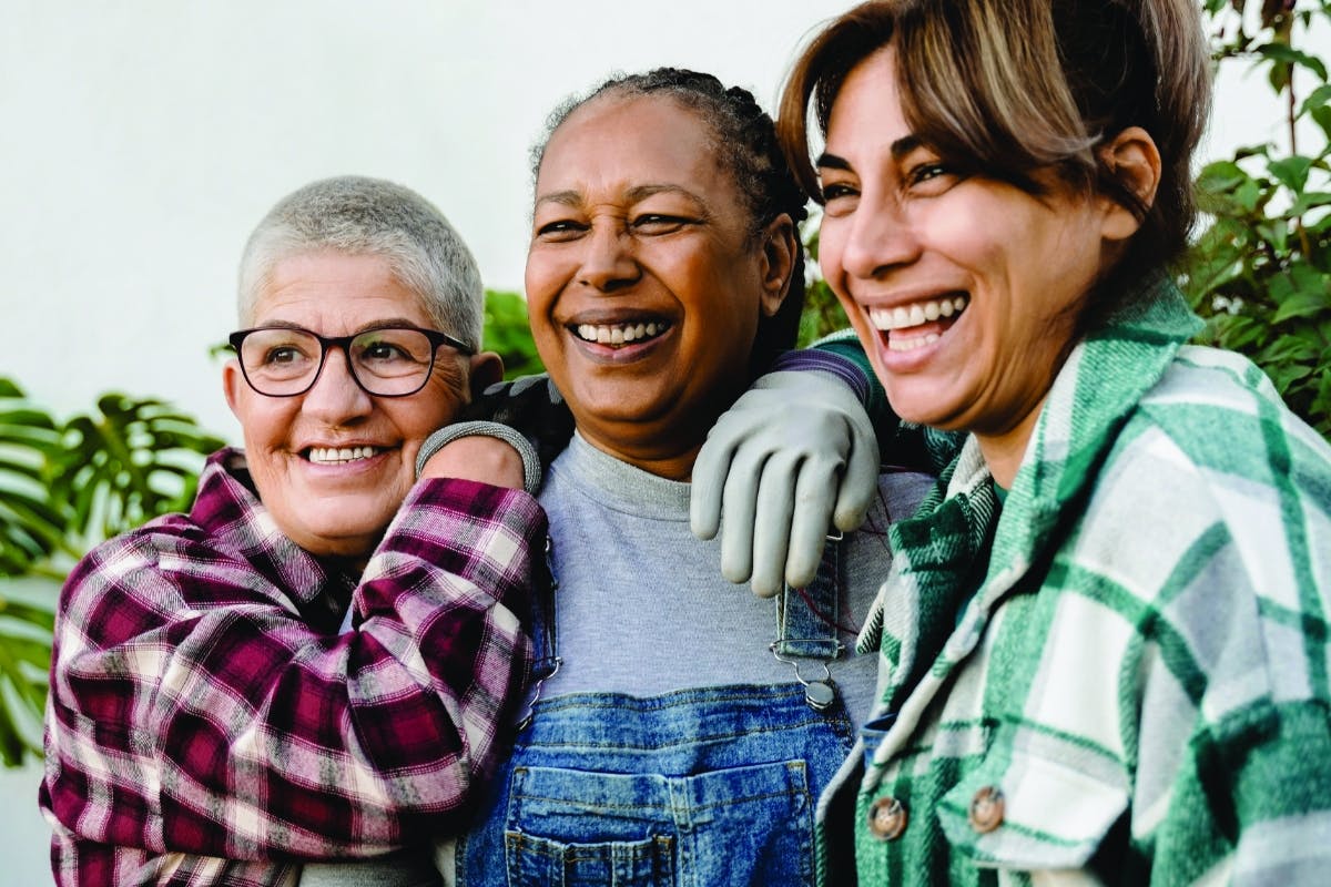 Un grupo de 3 mujeres afuera