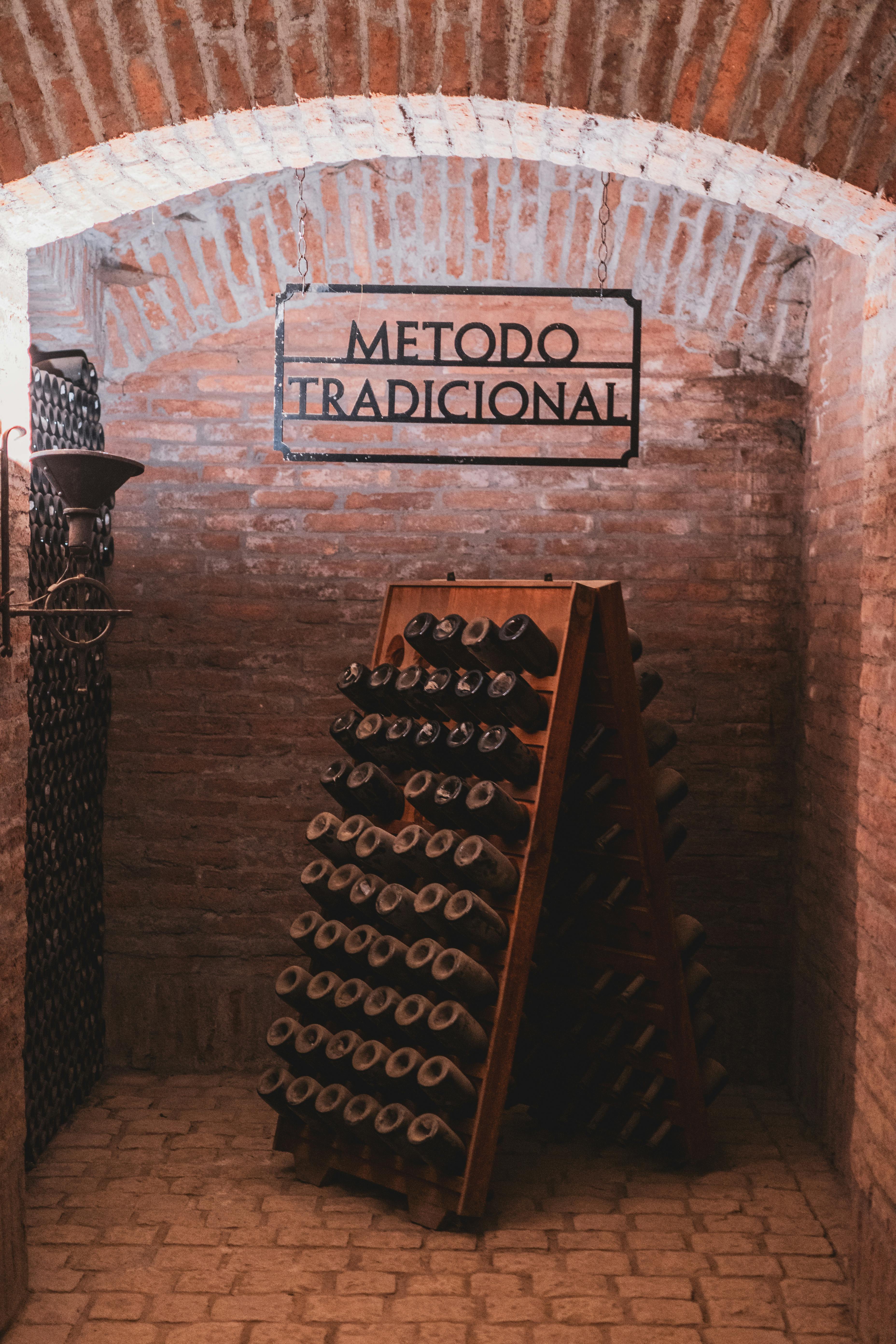 vinhos em prateleiras