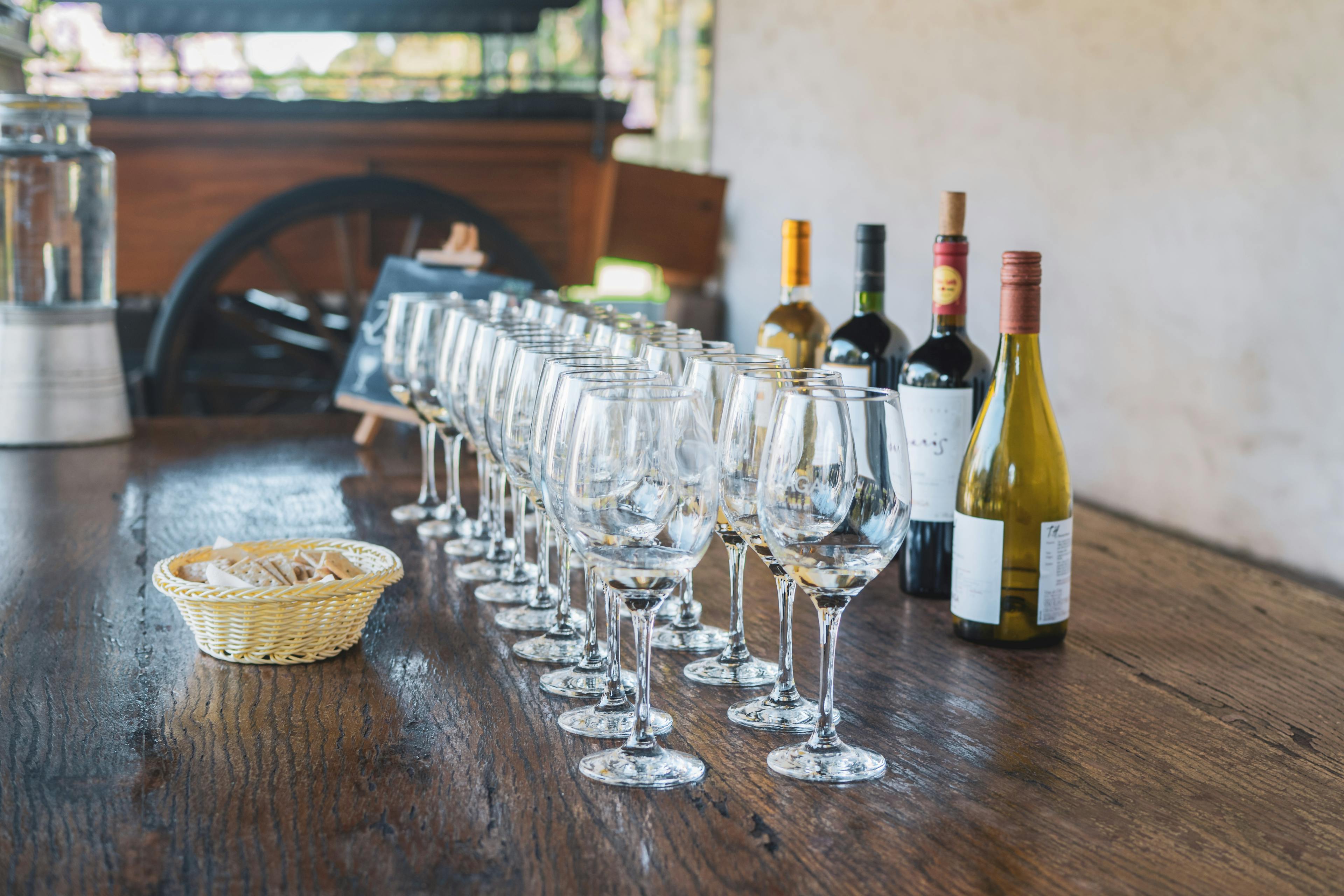 mesa com vinhos e taças