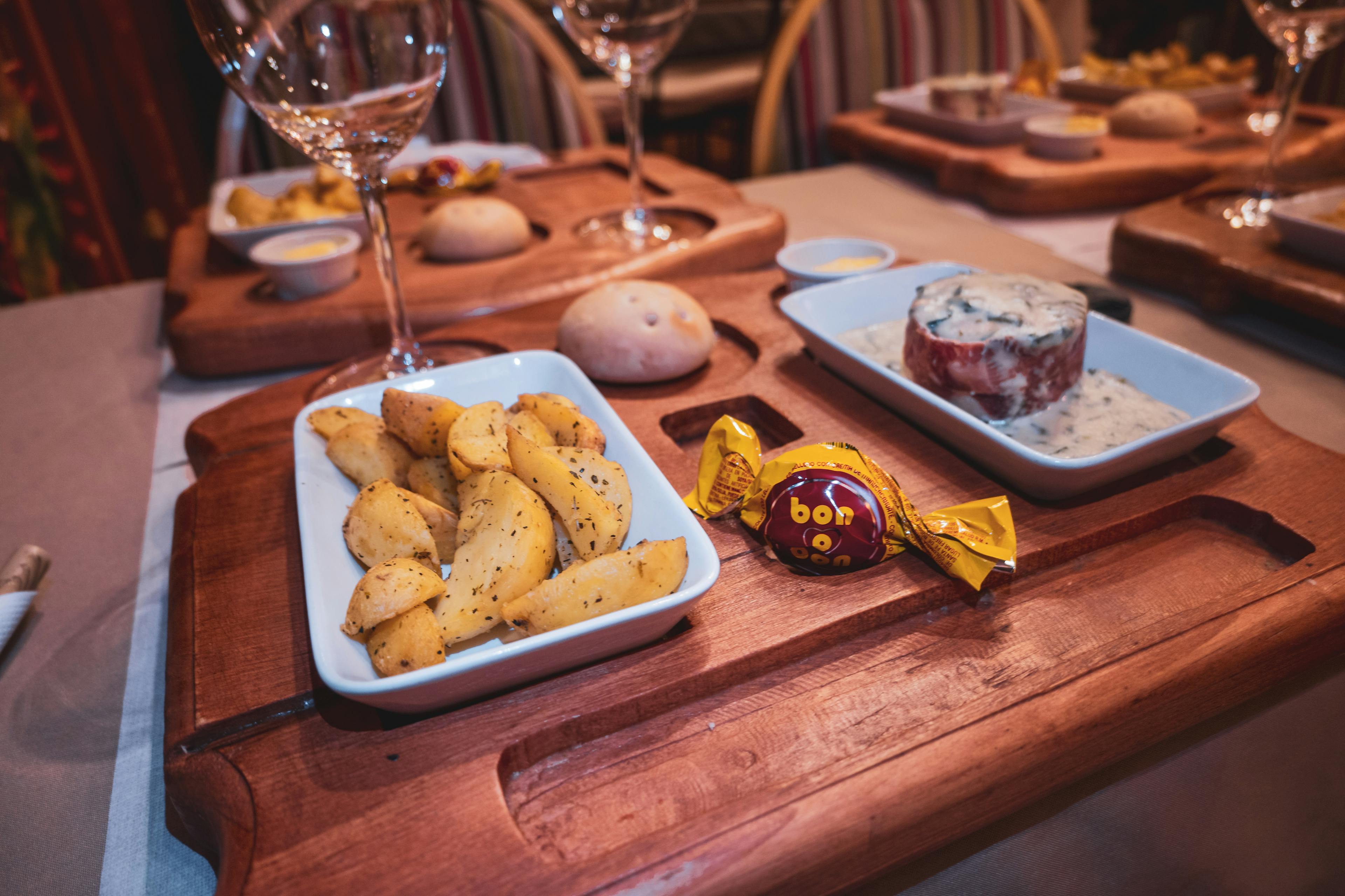 Batatas assadas no prato