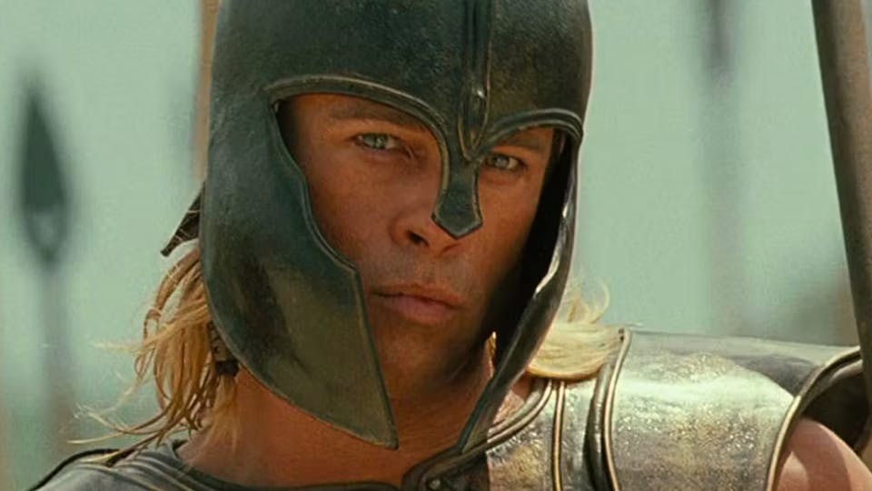 Brad Pitt em cena do filme Troia
