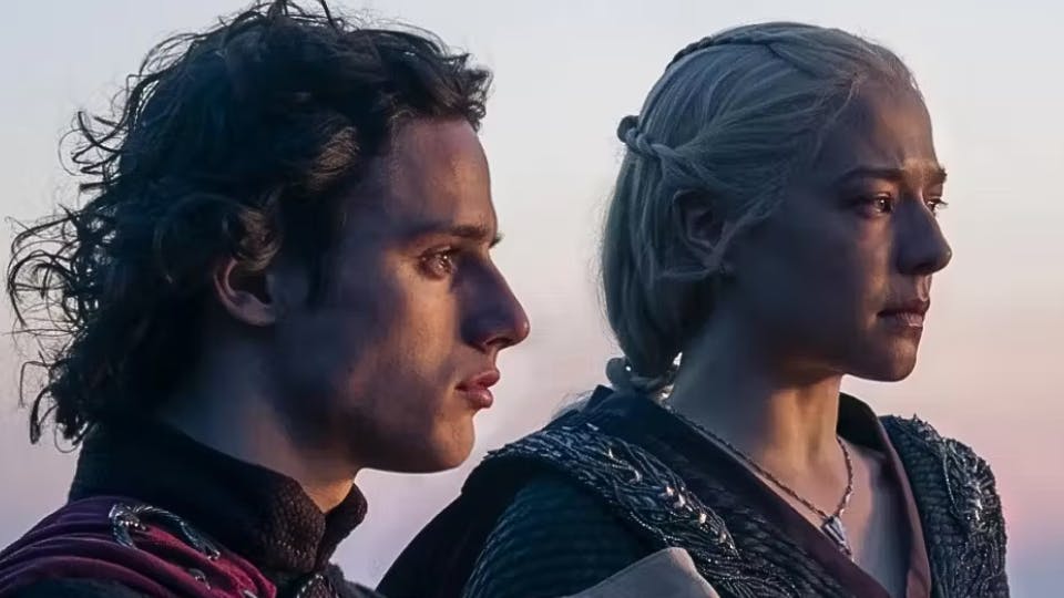 Rhaenyra e seu filho em imagem da série "A Casa do Dragão"