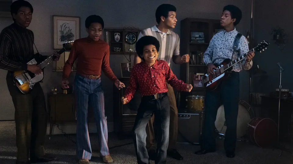 Juliano Krue Valdi interpretando Michael Jackson no filme Michael