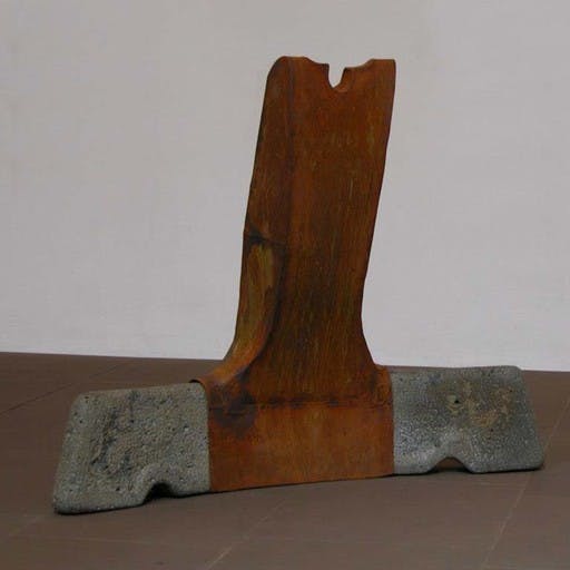 Sitzende Figur (Die Hure und der Tod) aus dem lastdance-Block, Stein und Stahl