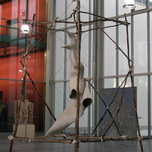 2002 entstand die Plastik "Ikarus" in einer Gemeinschaftsarbeit mit Ernst J. Herlet für die Glashalle in Schweinfurt.