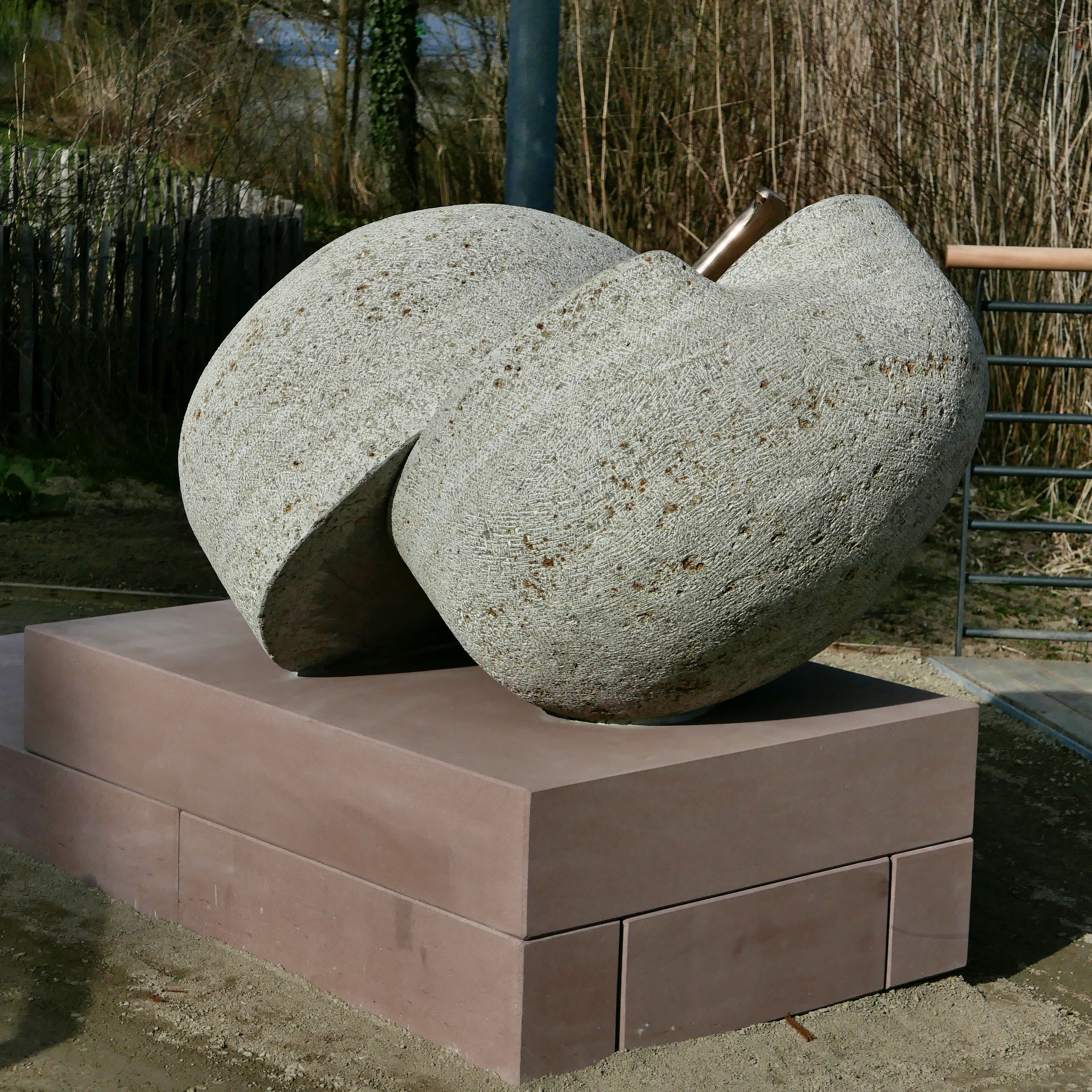Detail der Skulptur, Material: Roter Mainsandstein, Muschelkalk, Bronze