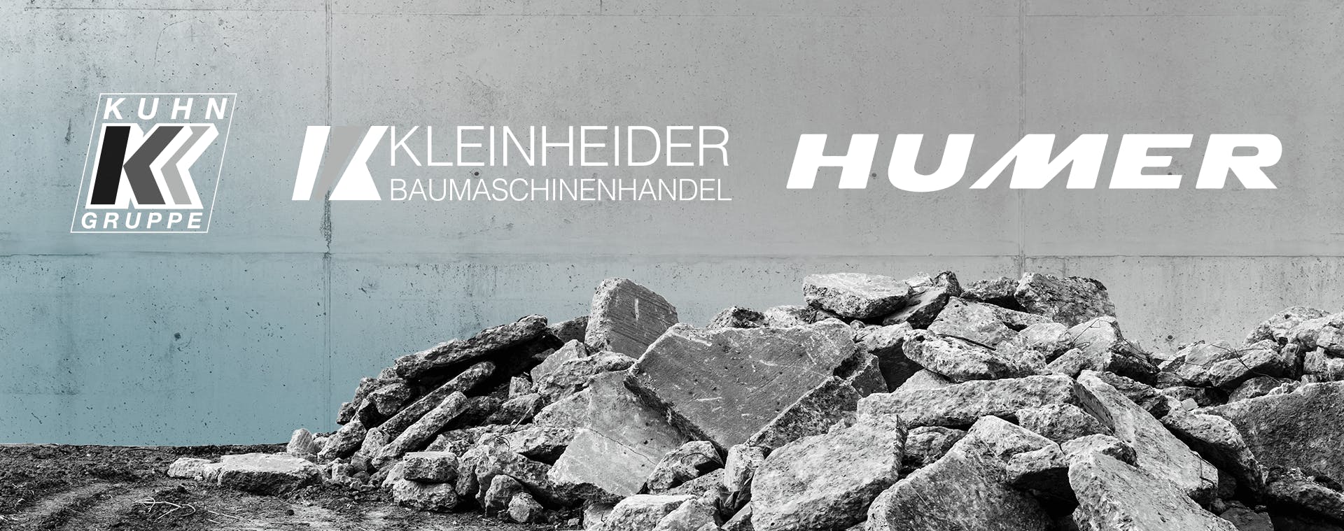 baustelle mit logos von kuhn baumaschinen humer und kleinheider