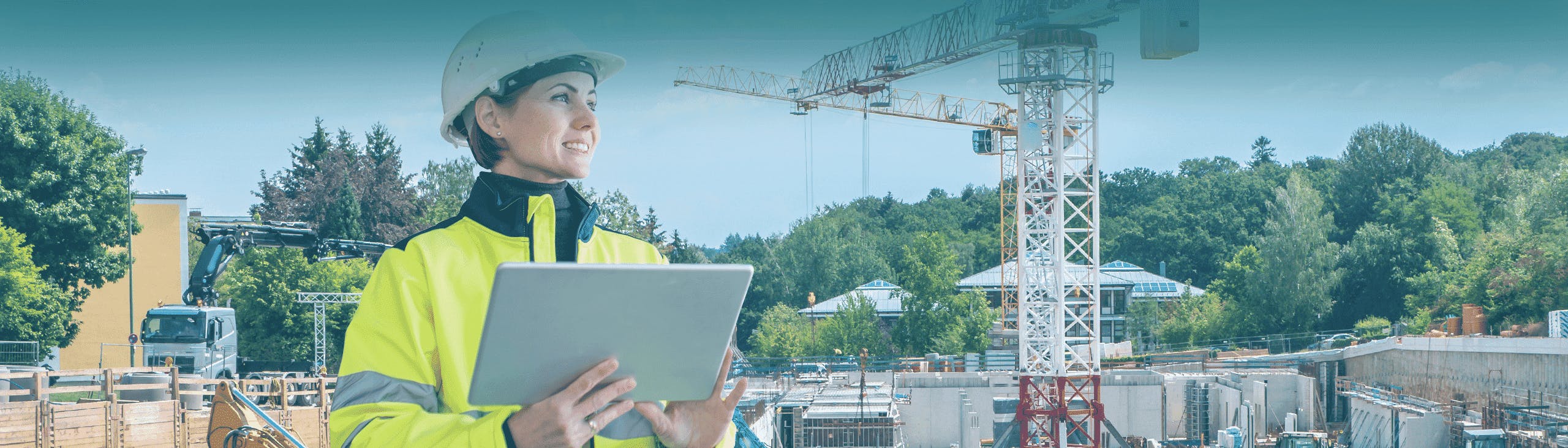 bauarbeiterin mit tablet auf einer baustelle