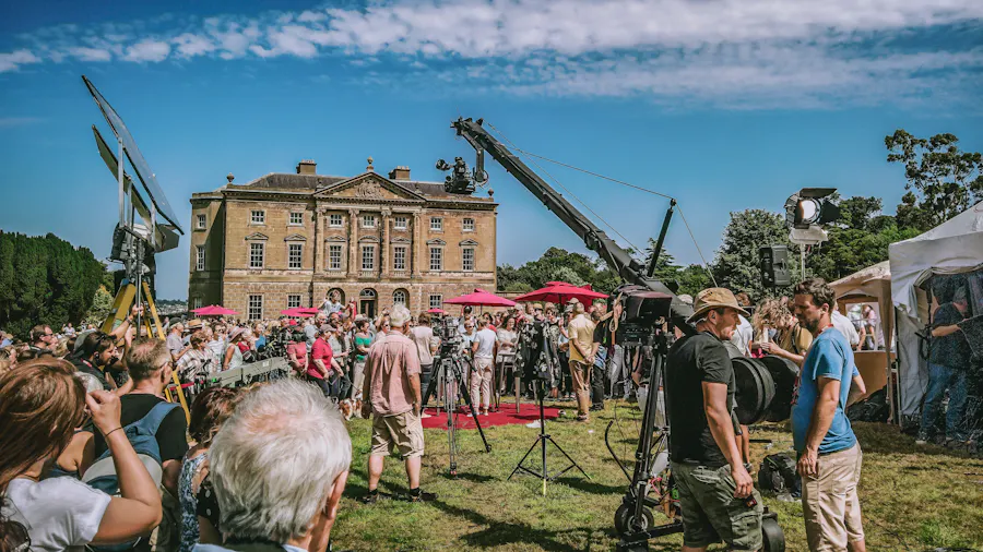 Foto von Dreharbeiten vor einem Schloss