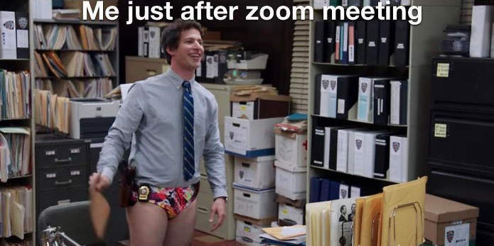 Homme en sous-vêtement au bureau