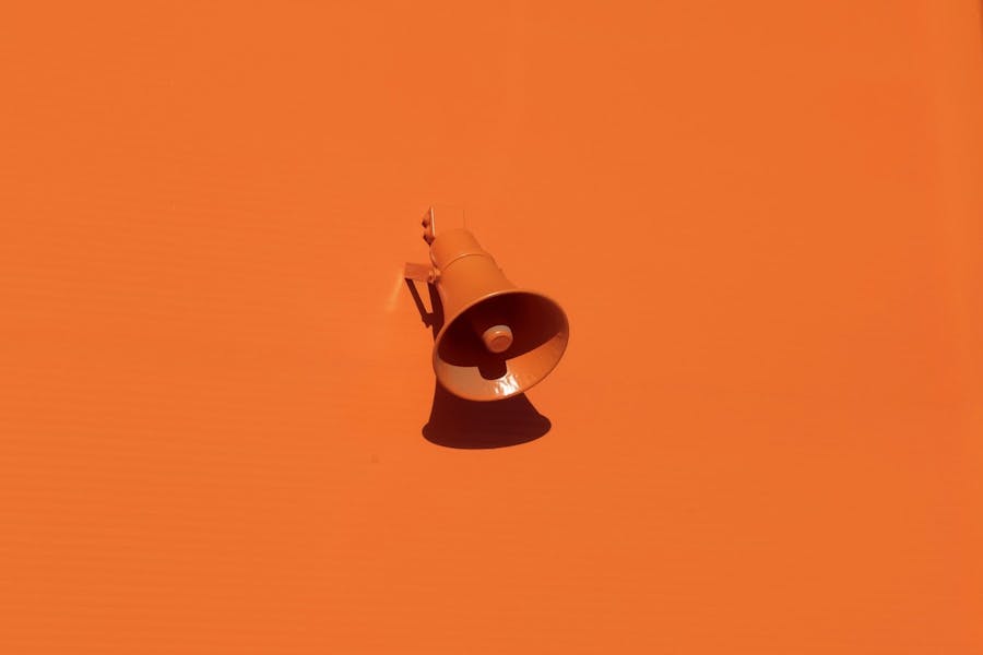 Alto-falante em fundo laranja