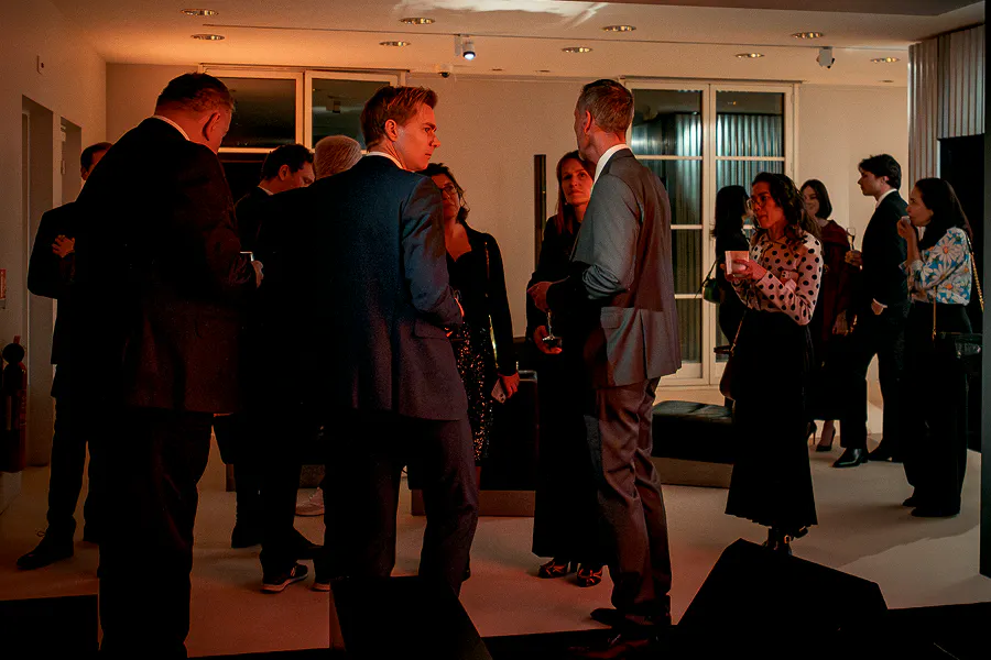 Austausch zwischen den Gästen des exklusiven Networking-Abends von El Palacio de Hierro, organisiert von Be Live Concept in der Cité de l'architecture et du patrimoine mit Digitevent.