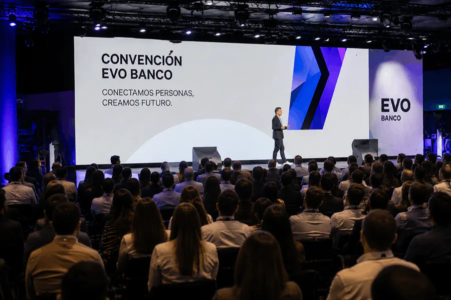 Vista general de la convención de EVO Banco en Madrid, con cientos de colaboradores reunidos durante una sesión en el escenario.