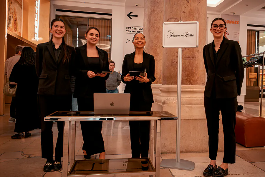 Das Empfangsteam von Be Live Concept, ausgestattet mit Digitevent-Tablets, bereit für die Zutrittskontrolle der Gäste beim Networking-Abend von El Palacio de Hierro in der Cité de l'architecture et du patrimoine.