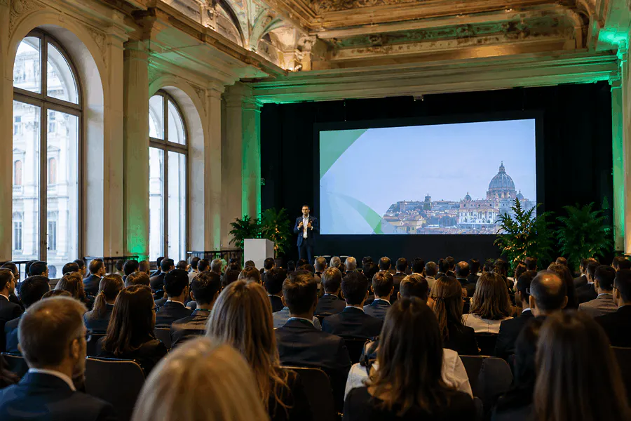 I partecipanti alla convention interna di BNP Paribas CIB assistono a una sessione plenaria in una location storica nel cuore di Roma.