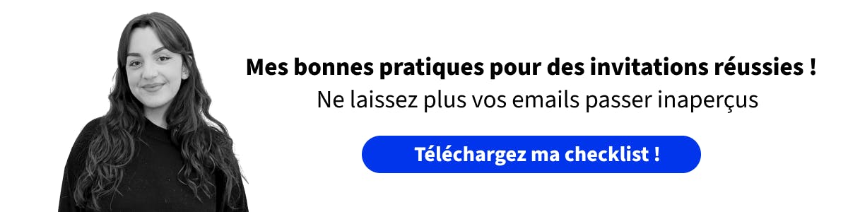 Visuel promotionnel avec une femme souriante et un message sur les bonnes pratiques pour réussir les invitations à un événement professionnel. Un bouton bleu invite à télécharger une checklist pour améliorer l’efficacité des emails d’invitation.