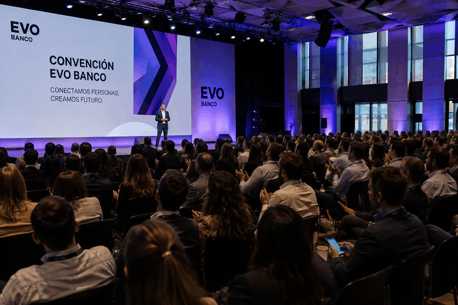 Los colaboradores de EVO Banco siguen una sesión plenaria durante la convención, en un espacio diseñado para compartir ideas y conectar al equipo.